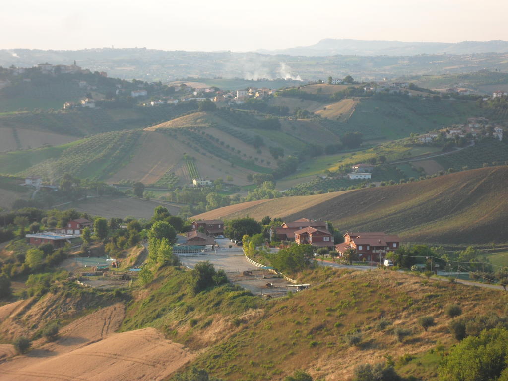 Fattoria Cerreto Hotel Mosciano SantʼAngelo Buitenkant foto