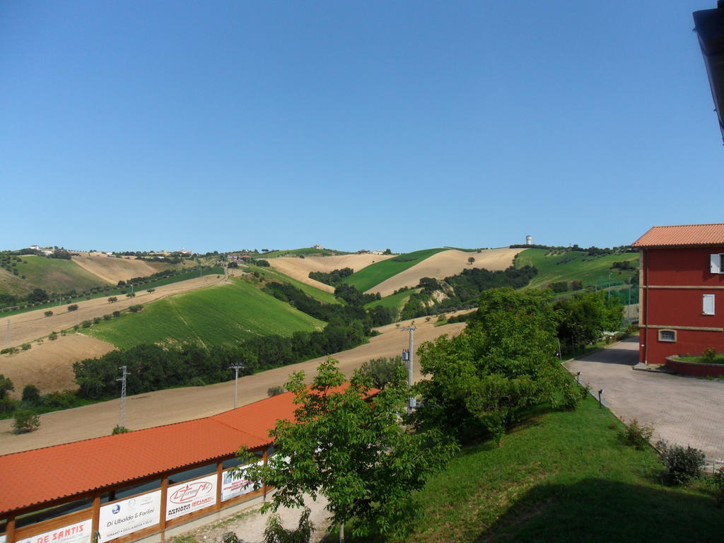 Fattoria Cerreto Hotel Mosciano SantʼAngelo Buitenkant foto
